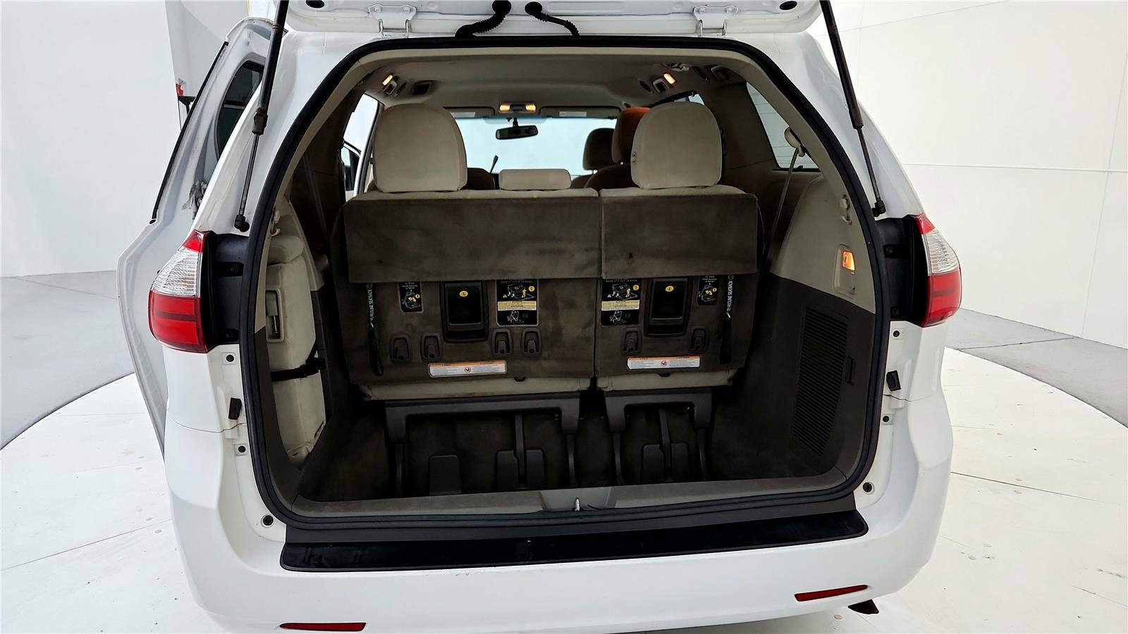 Used 2015 Toyota Sienna LE image 19