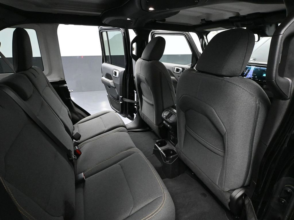 Used 2024 Jeep Wrangler Sahara image 40