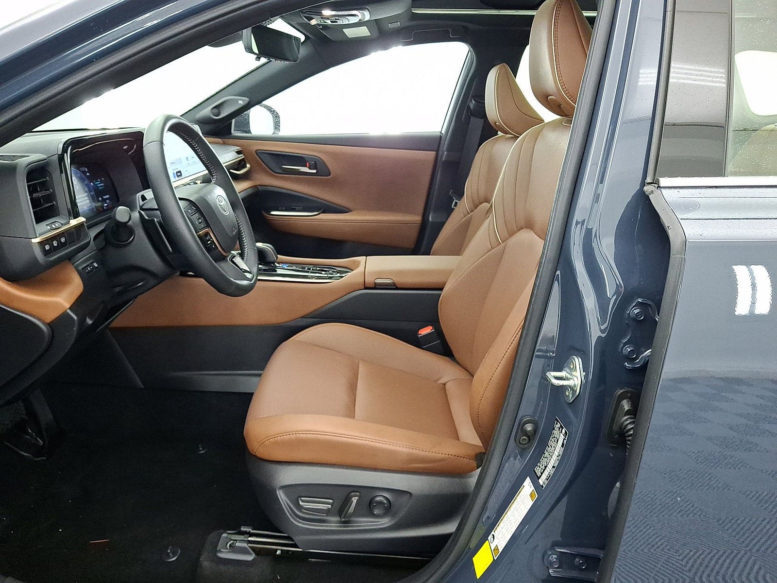 Certified 2025 Toyota Crown Signia AWD/4WD image 3