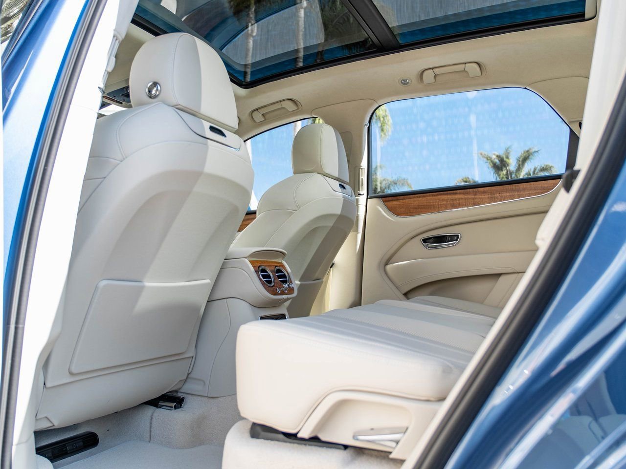 Used 2025 Bentley Bentayga Plug-In Hybrid image 18