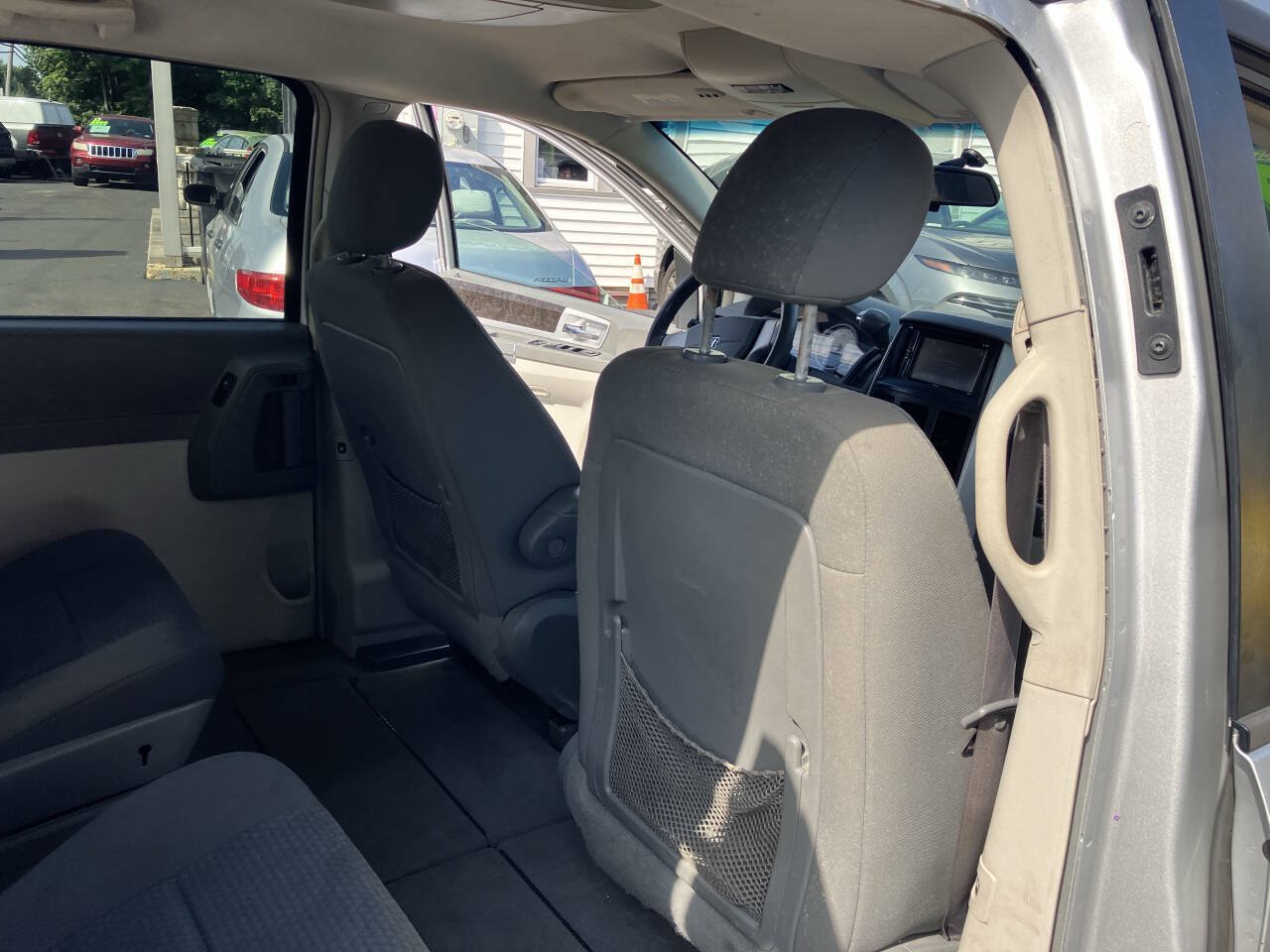Used 2010 Dodge Grand Caravan SXT FWD image 26