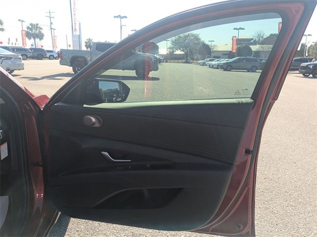 Used 2024 Hyundai Elantra Limited image 33