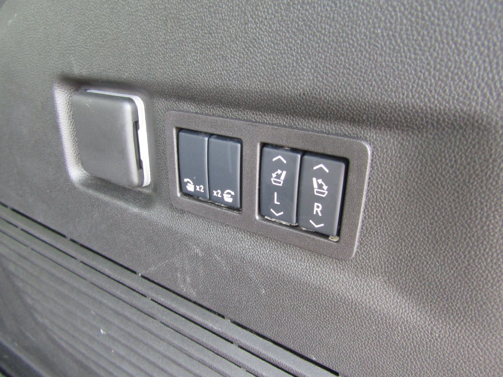 Used 2025 Chevrolet Suburban High Country AWD/4WD image 46