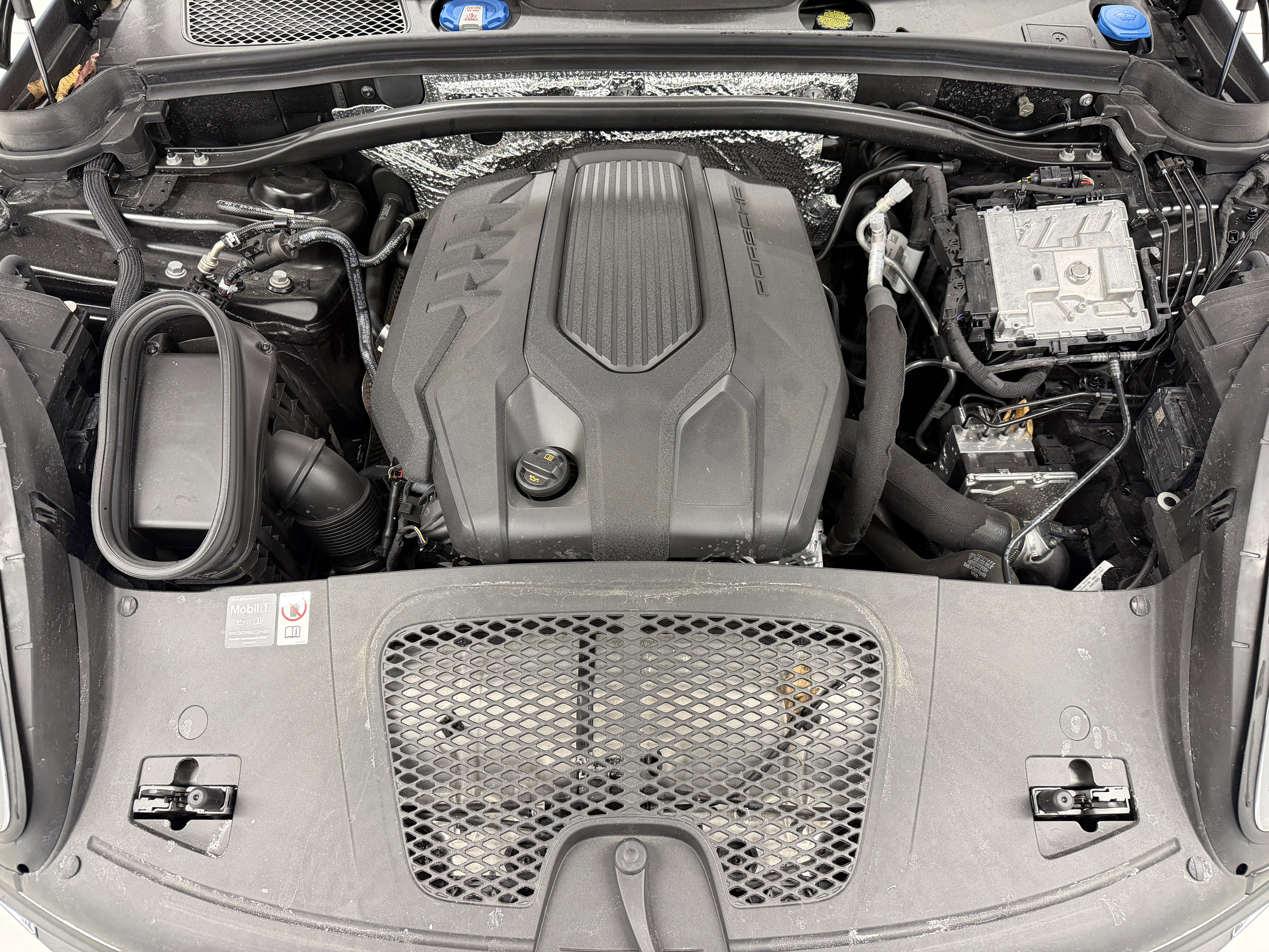 Certified 2025 Porsche Macan image 56