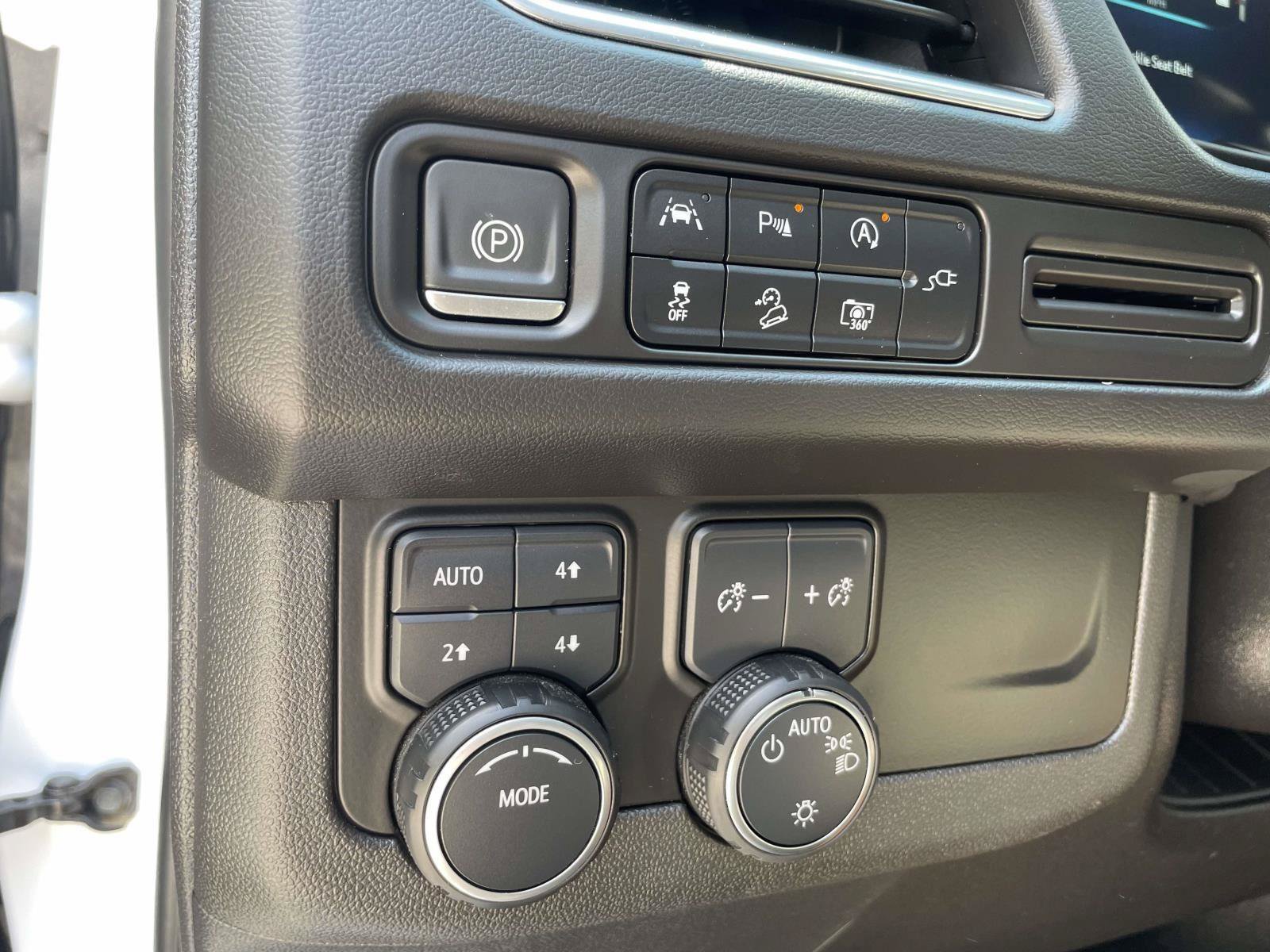 Used 2022 Chevrolet Tahoe Z71 w/ Luxury Package AWD/4WD image 17