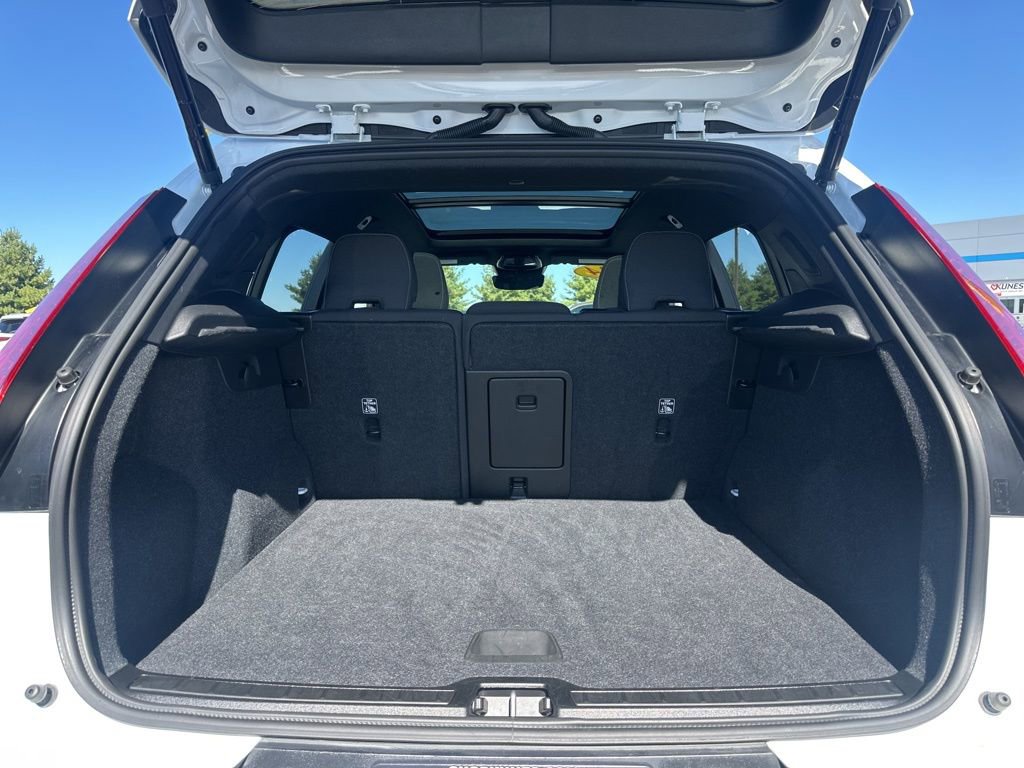 Used 2024 Volvo XC40 B5 Core image 13