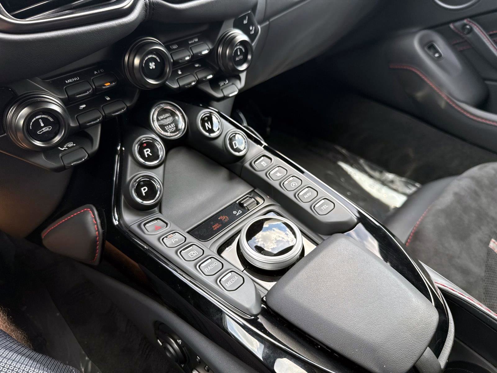 Used 2022 Aston Martin V8 Vantage Roadster RWD image 27