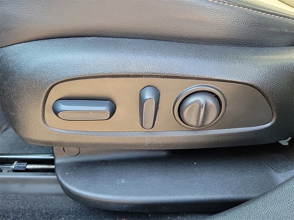 Used 2023 GMC Acadia SLT image 17