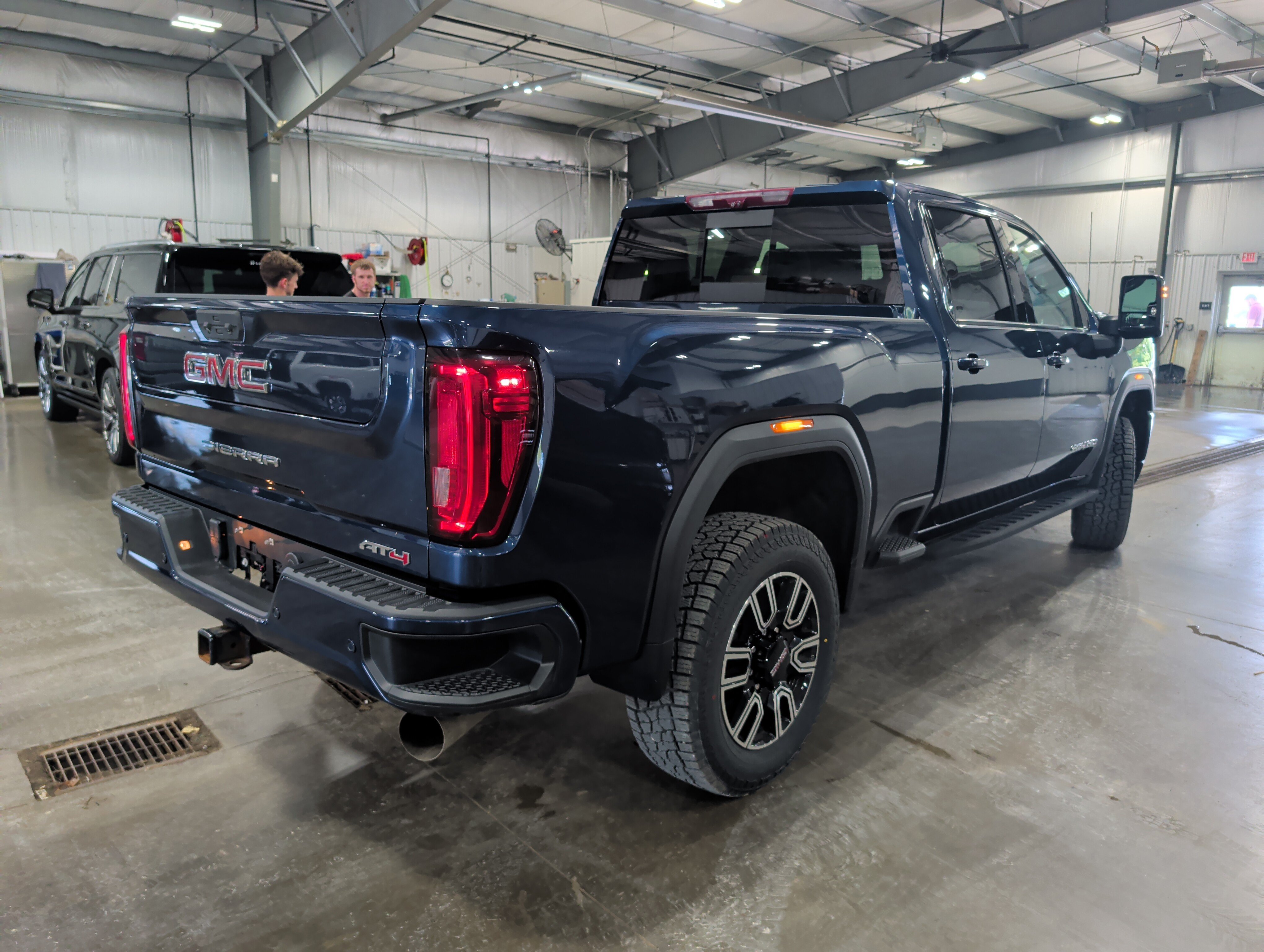 Used 2023 GMC Sierra 2500 AT4 w/ AT4 Premium Plus Package AWD/4WD image 3