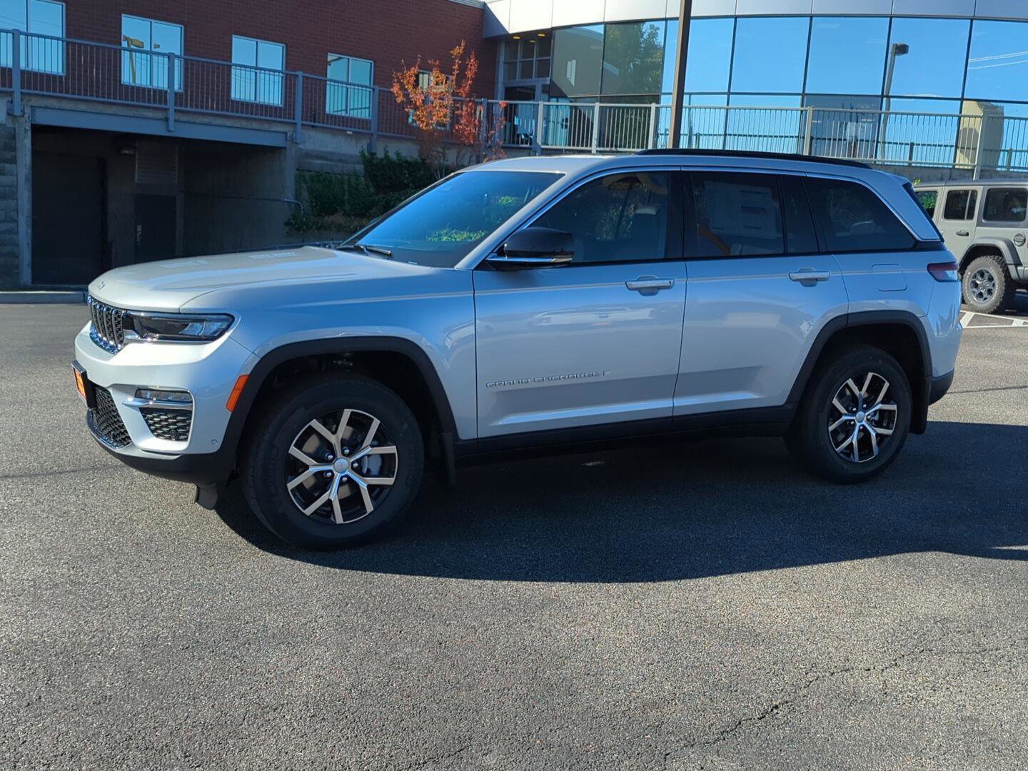 New 2025 Jeep Grand Cherokee Limited w/ Luxury Tech Group II image 3