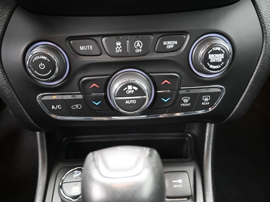 Used 2019 Jeep Cherokee Limited w/ Luxury Group AWD/4WD image 6