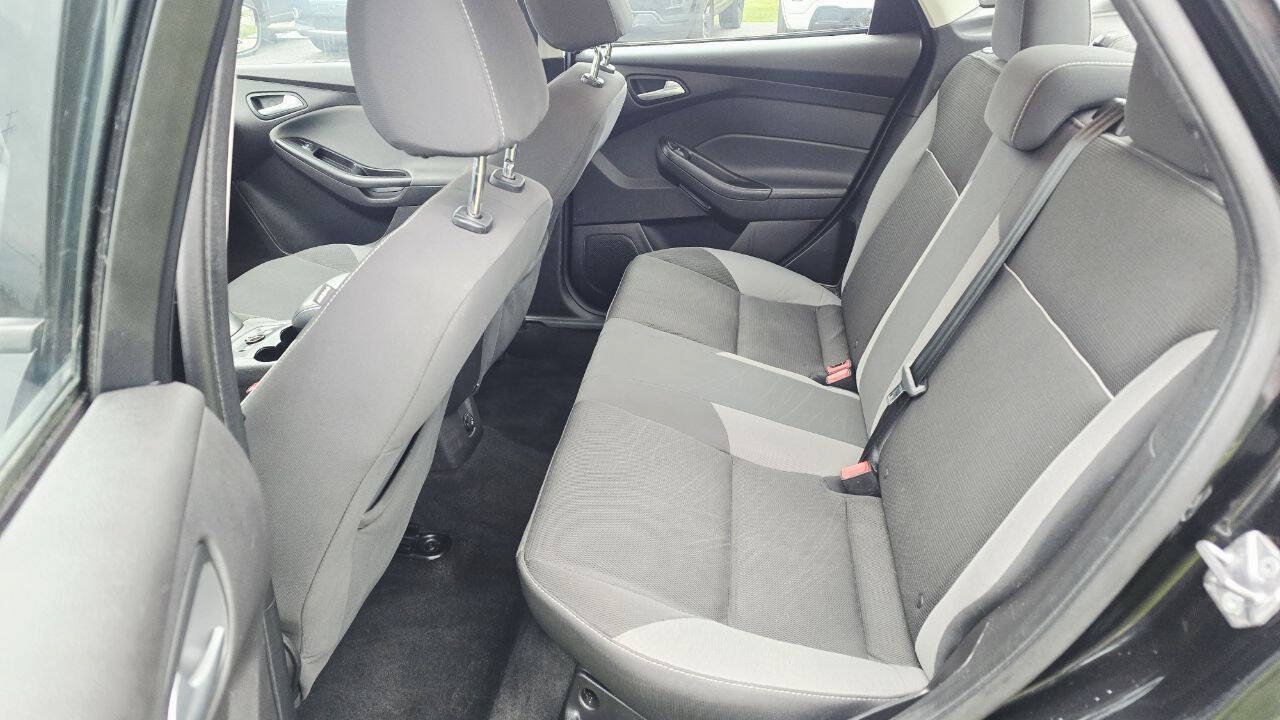 Used 2014 Ford Focus SE w/ SE Winter Package FWD image 11
