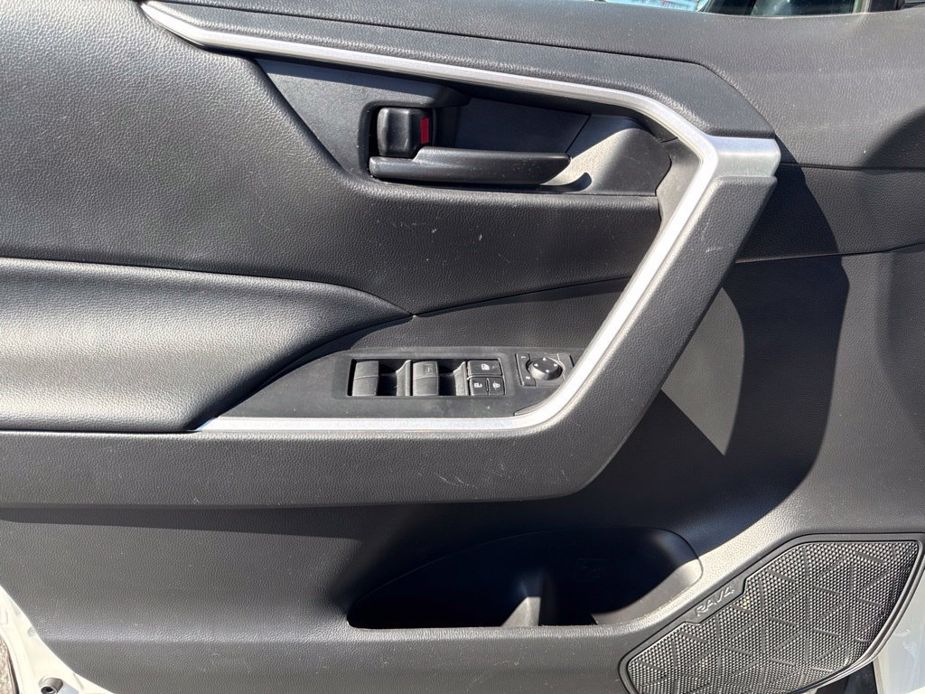 Certified 2021 Toyota RAV4 LE AWD/4WD image 21