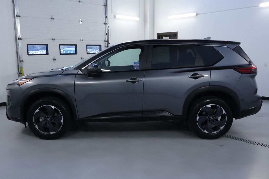 Used 2024 Nissan Rogue SV image 4