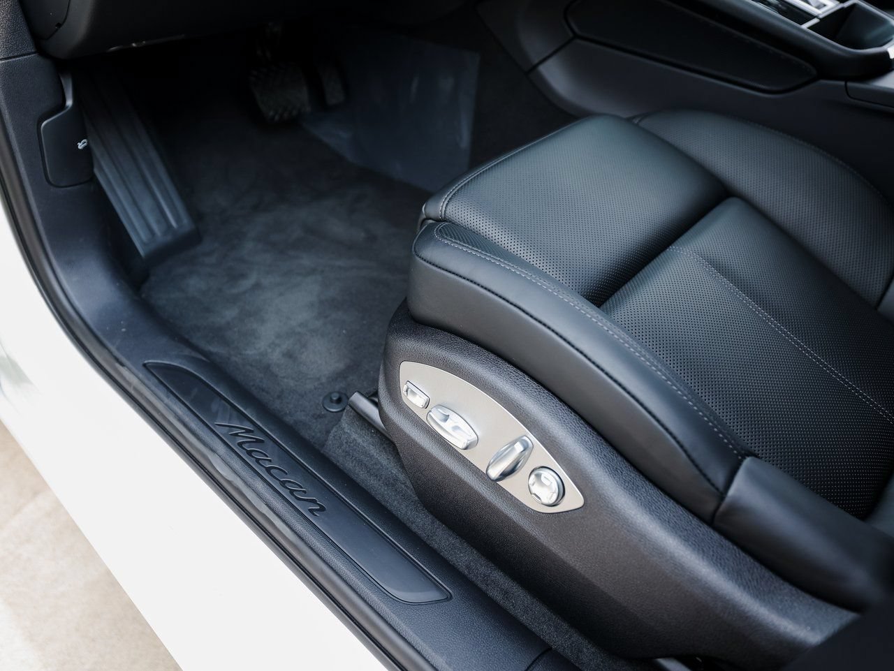 Certified 2026 Porsche Macan AWD/4WD image 14