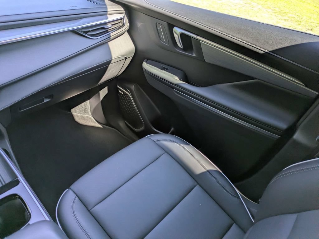 Used 2025 Buick Enclave Preferred FWD image 18