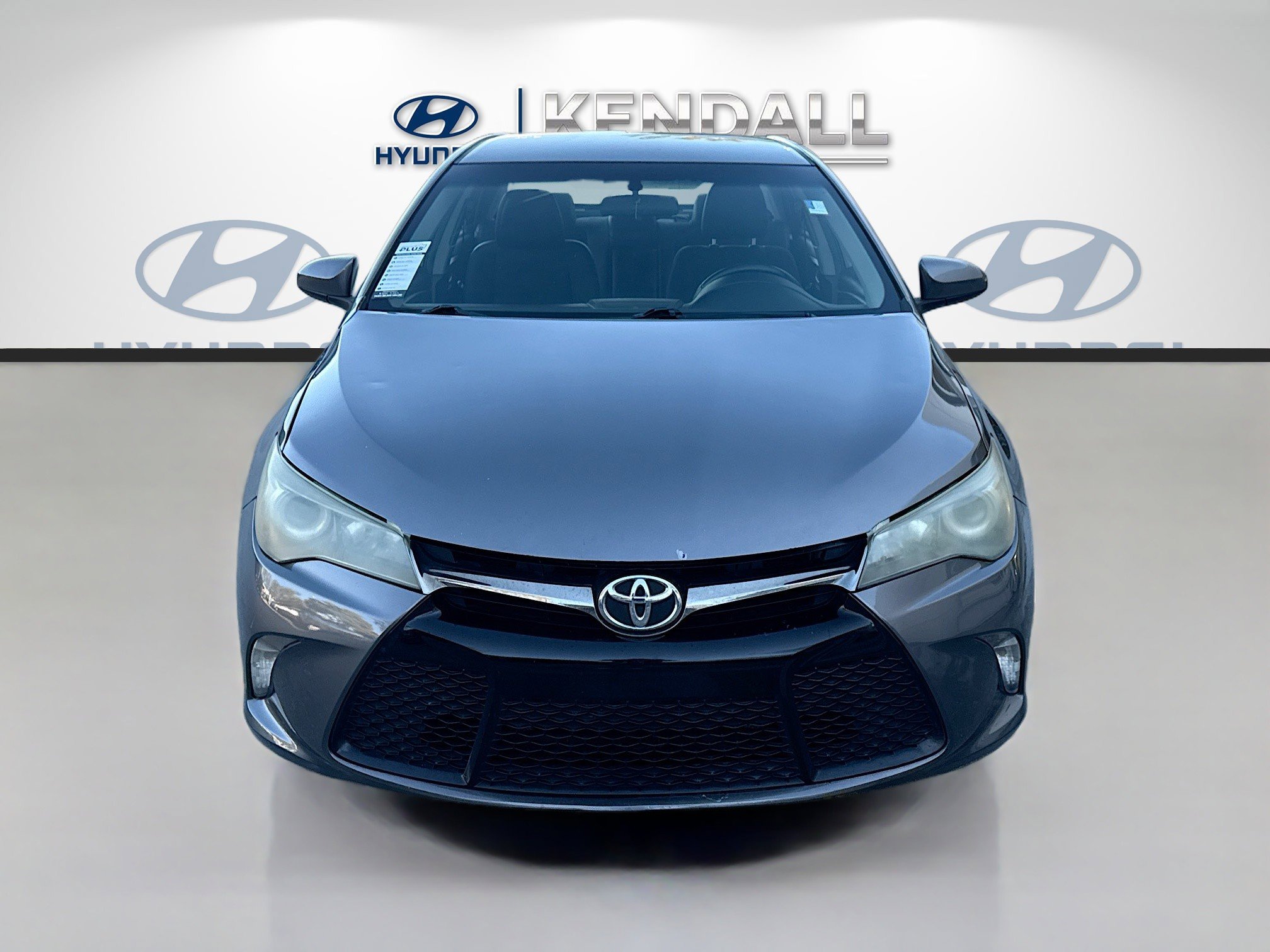 Used 2017 Toyota Camry SE image 2