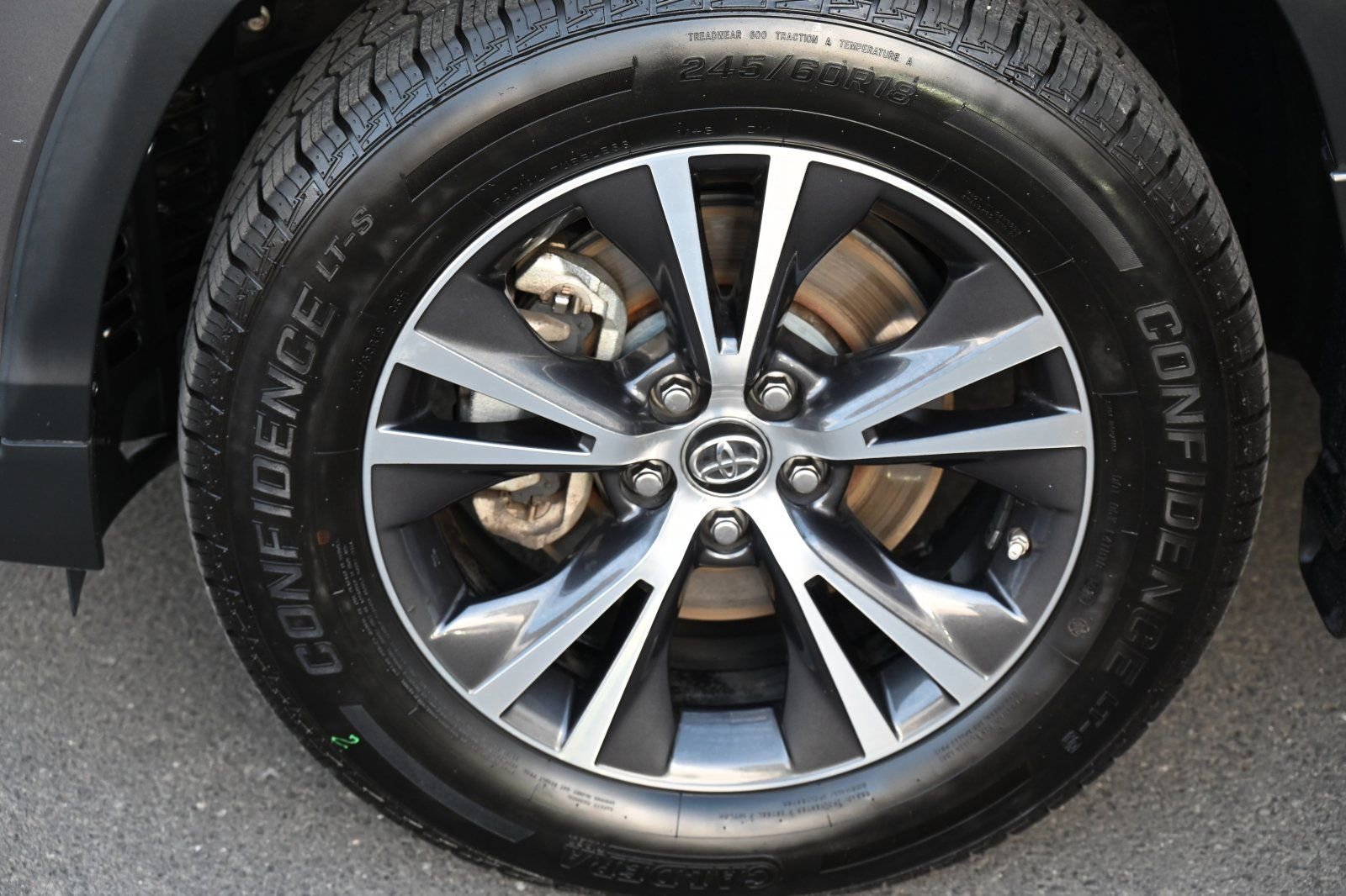 Used 2017 Toyota Highlander LE image 5