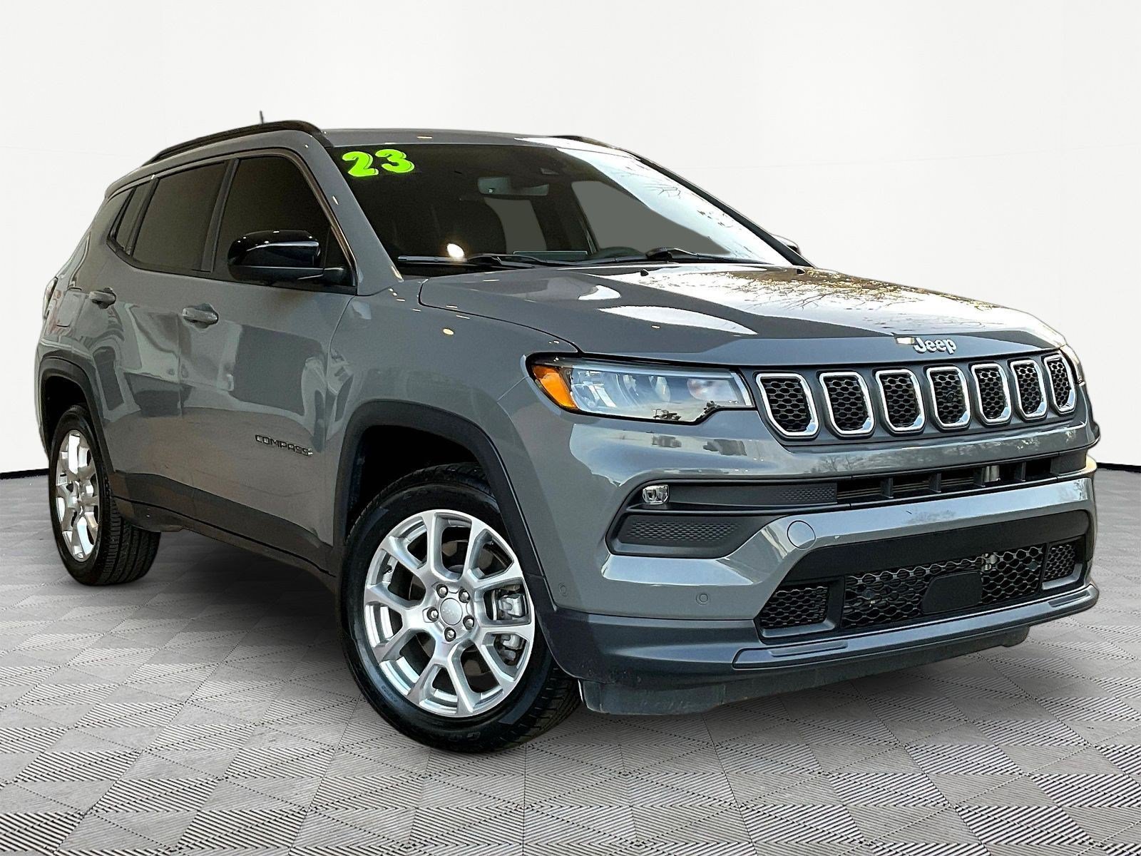 Used 2023 Jeep Compass Latitude w/ Sun and Sound Group AWD/4WD image 3