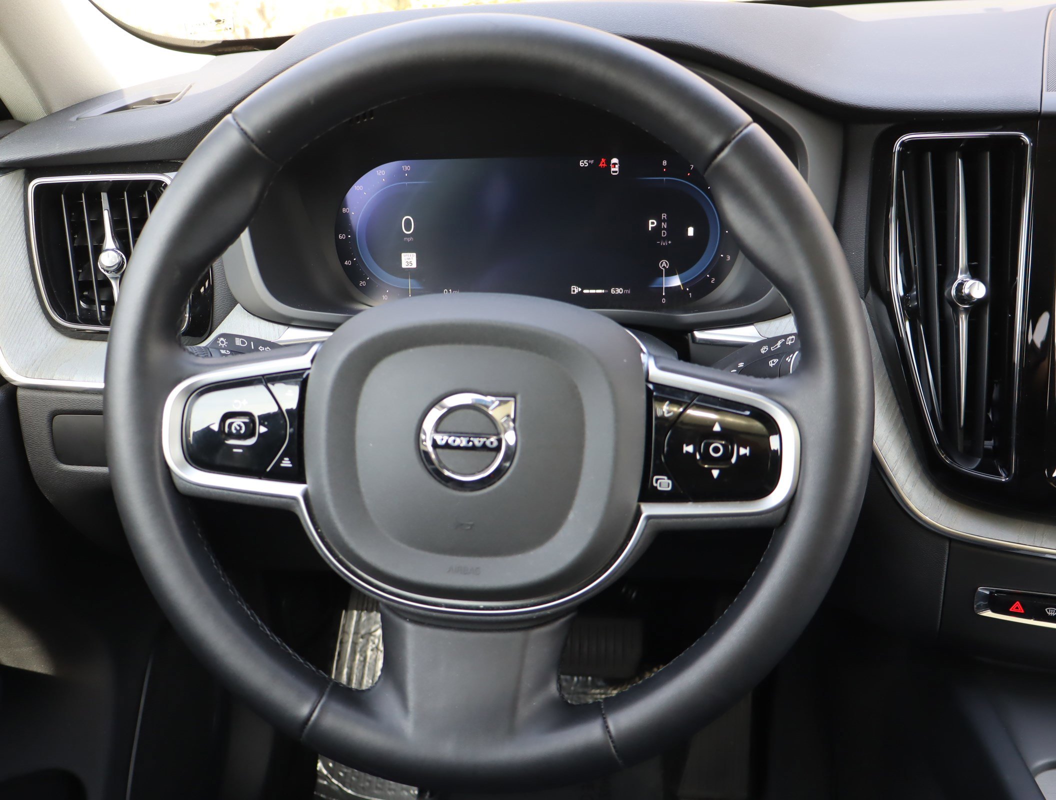 Used 2025 Volvo XC60 B5 Plus image 20