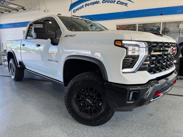 Used 2024 Chevrolet Silverado 2500 ZR2 w/ Technology Package AWD/4WD image 2