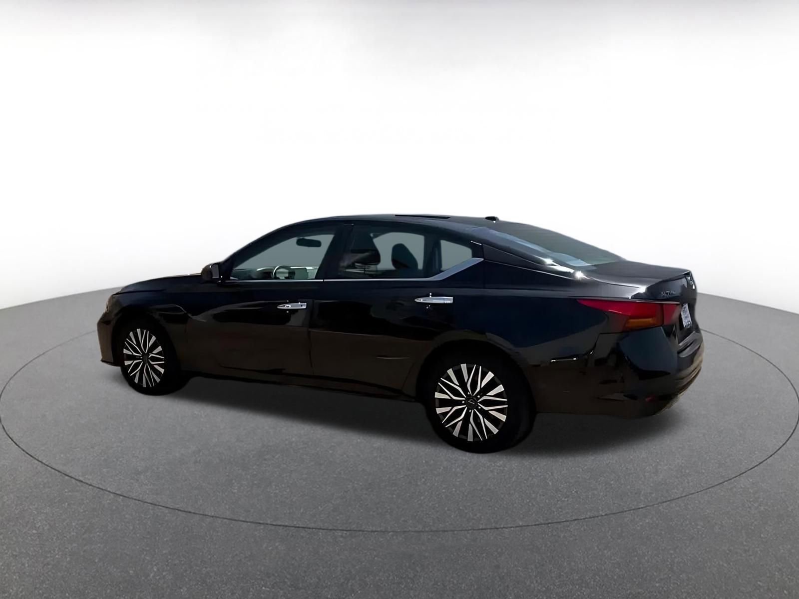 Used 2025 Nissan Altima 2.5 SV FWD image 11