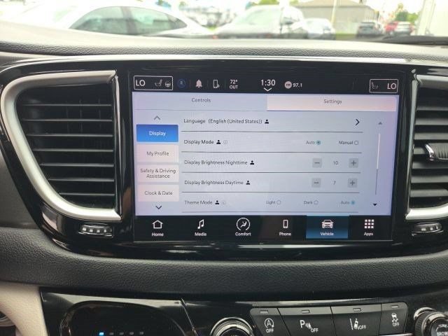 Used 2023 Chrysler Pacifica Touring-L FWD image 25