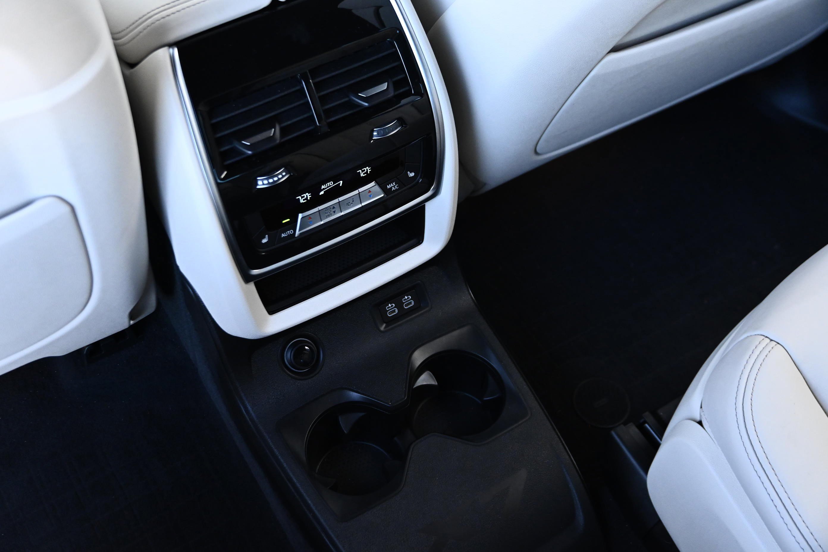 Used 2024 BMW X7 M60i w/ Executive Package image 34