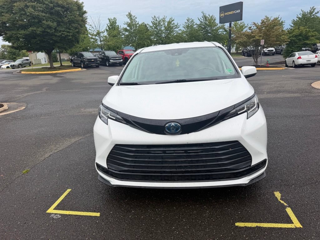 Used 2022 Toyota Sienna LE FWD image 2