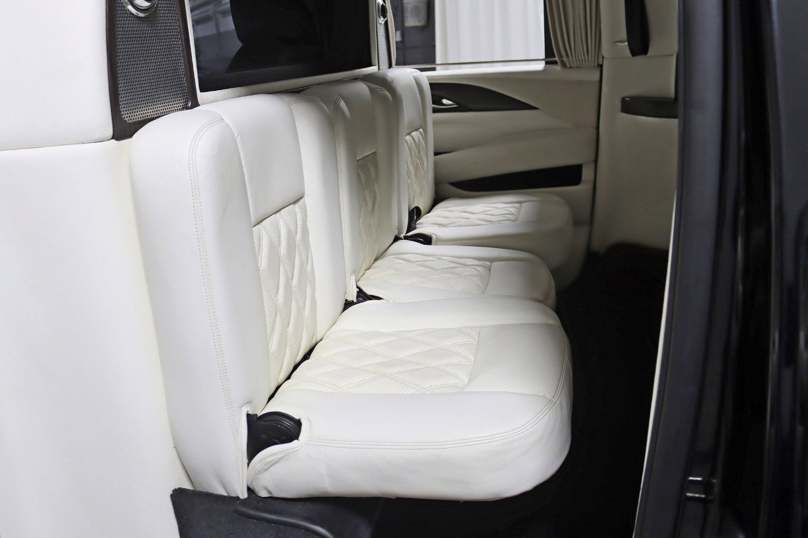 Used 2017 Cadillac Escalade ESV Luxury image 29