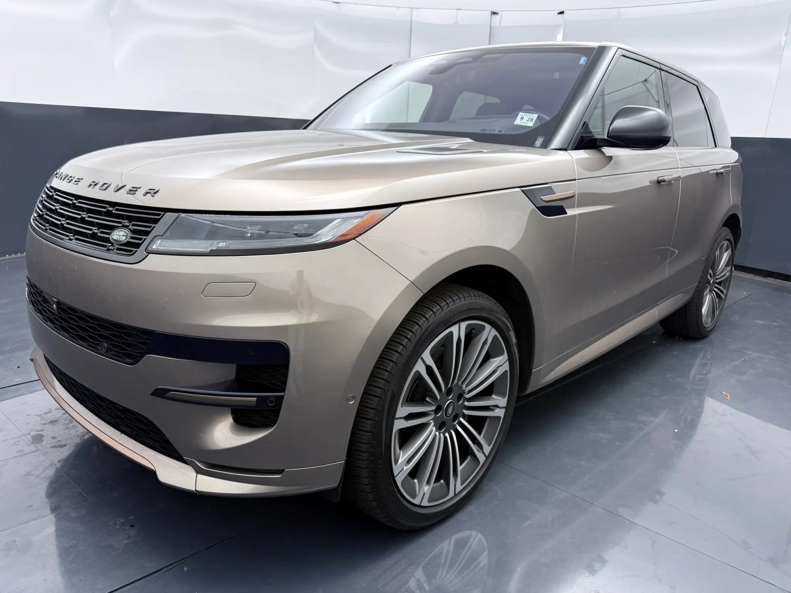 Used 2023 Land Rover Range Rover Sport SE Dynamic AWD/4WD image 3