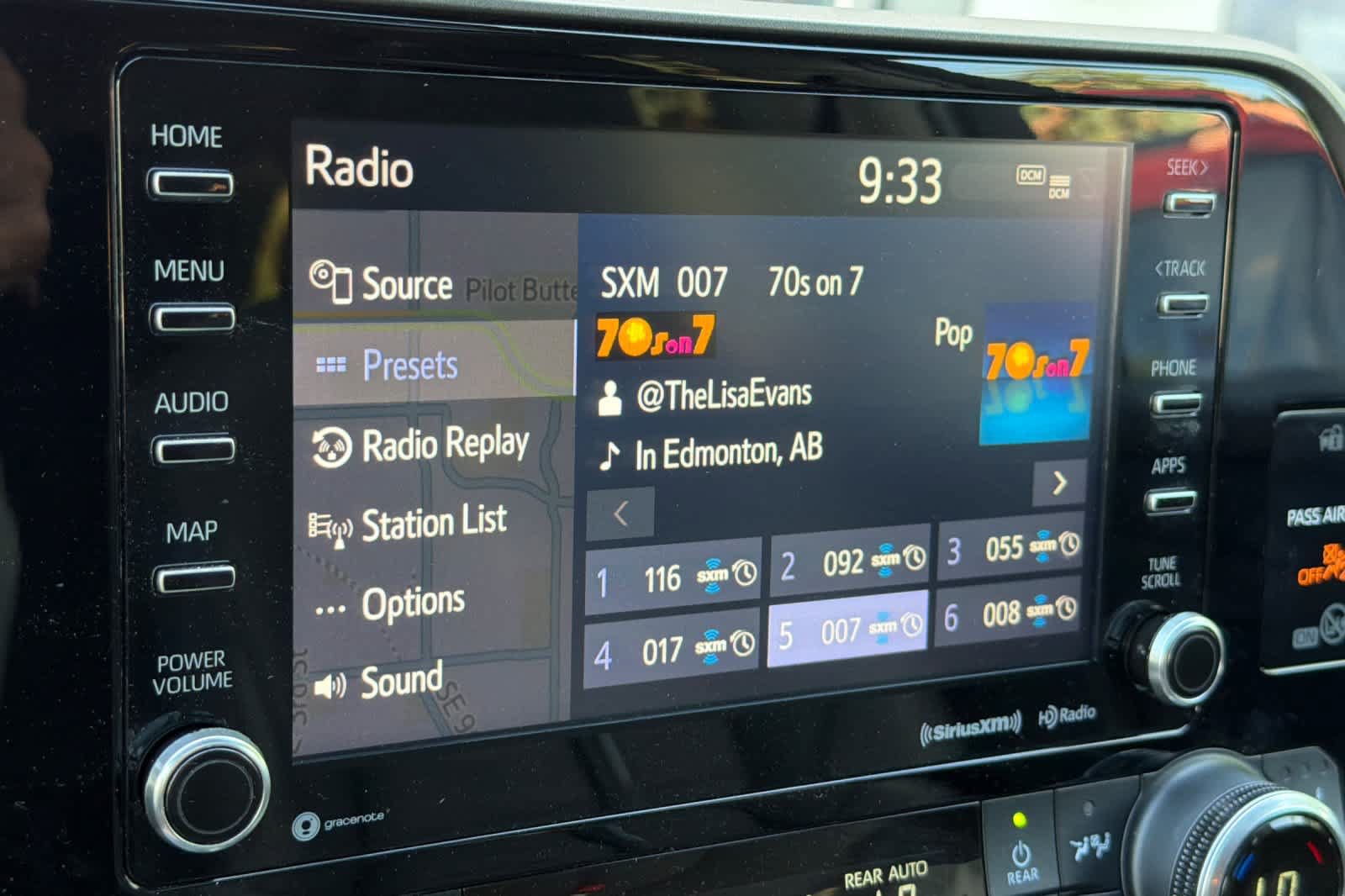 Used 2020 Toyota Highlander XLE AWD/4WD image 21