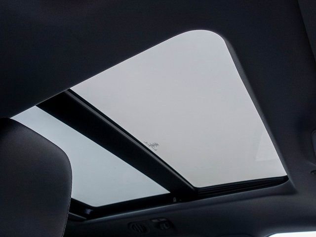 Used 2022 Ford Explorer XLT w/ Equipment Group 202A image 2