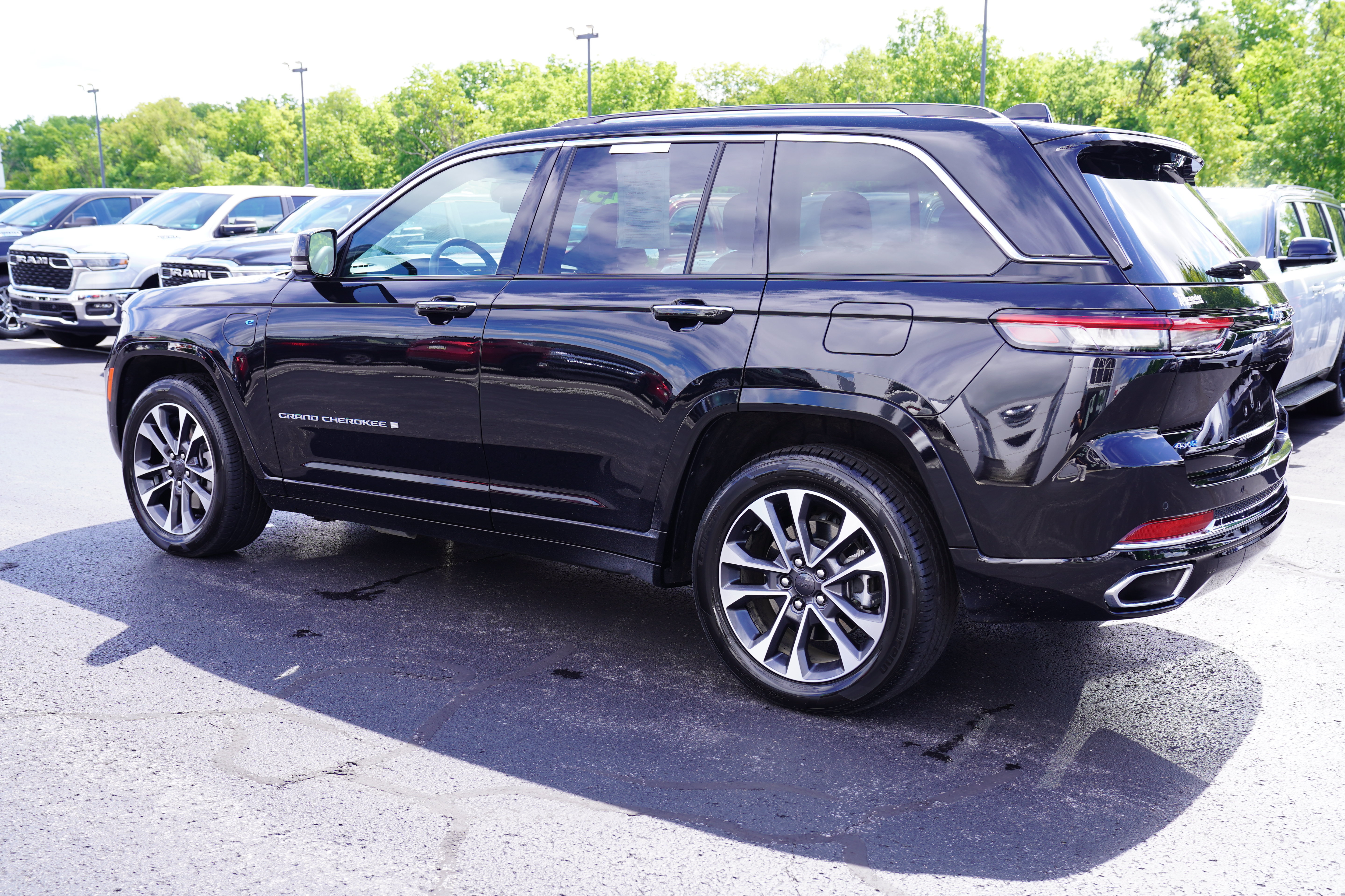 Certified 2023 Jeep Grand Cherokee Overland w/ Luxury Tech Group IV AWD/4WD image 9