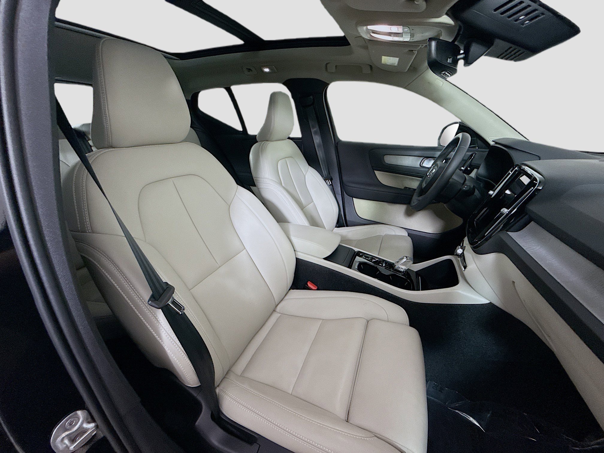 Used 2024 Volvo XC40 B5 Plus image 29