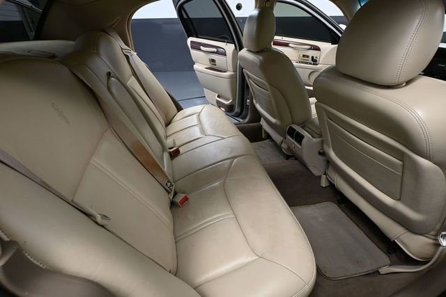 Used 2004 Lincoln Town Car Ultimate RWD image 35