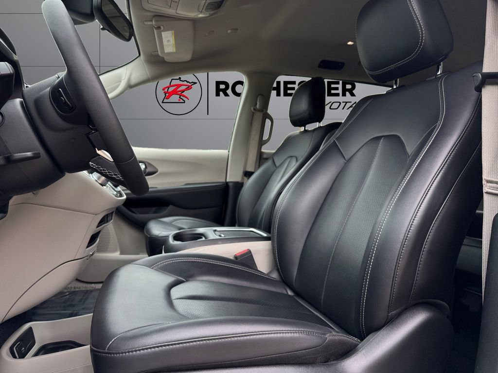 Used 2024 Chrysler Pacifica Touring-L FWD image 10