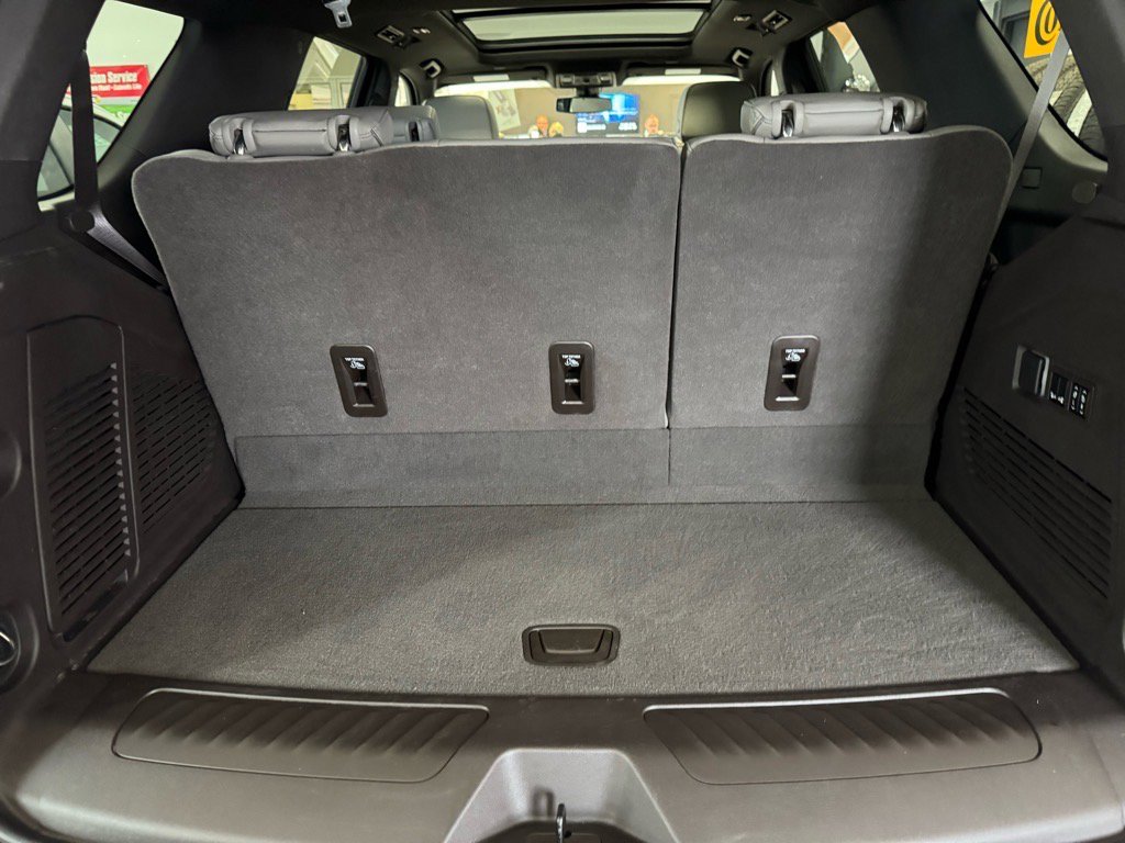 Used 2022 GMC Yukon SLT w/ SLT Premium Package image 9