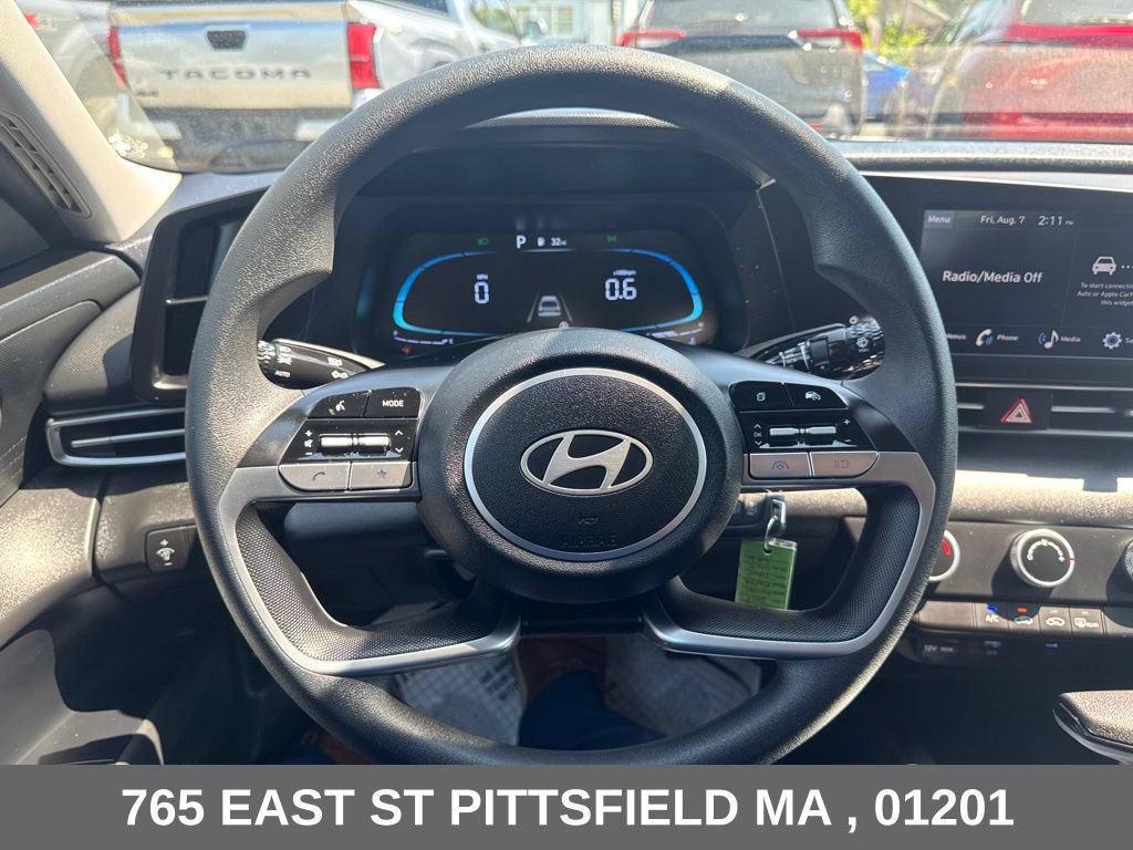 Used 2025 Hyundai Elantra SE FWD image 22