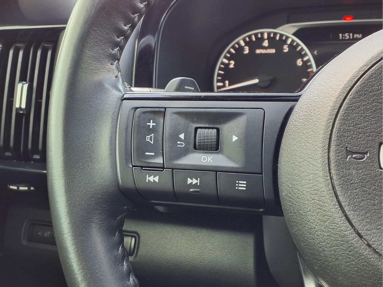 Used 2022 Nissan Pathfinder SV w/ SV Premium Package FWD image 20