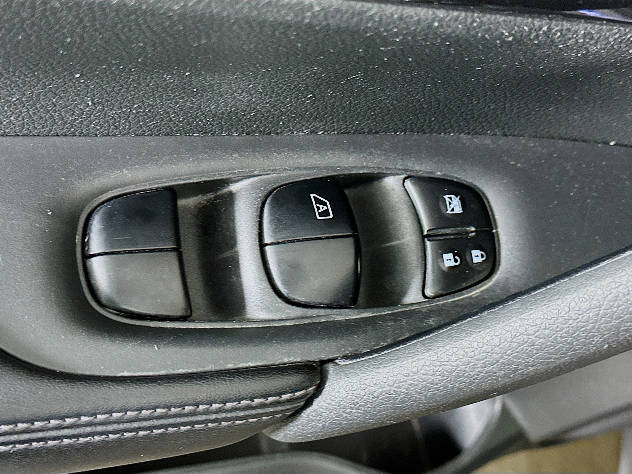 Used 2017 Nissan Rogue SV w/ Midnight Edition Package image 15