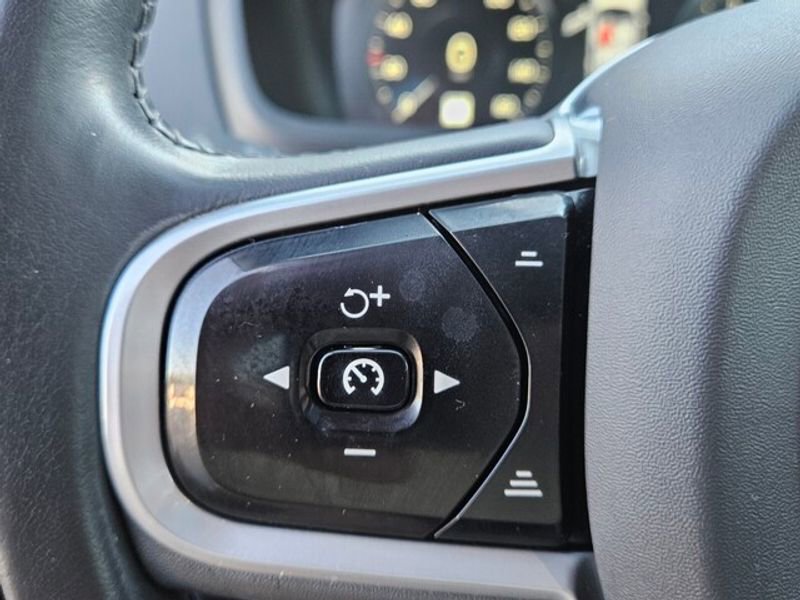 Used 2020 Volvo XC90 T5 Momentum image 25