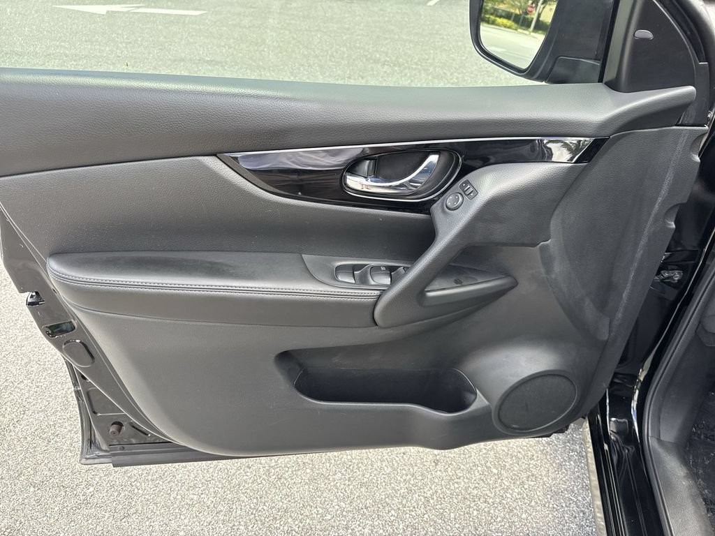 Used 2018 Nissan Rogue Sport SV w/ SV Technology Package AWD/4WD image 39