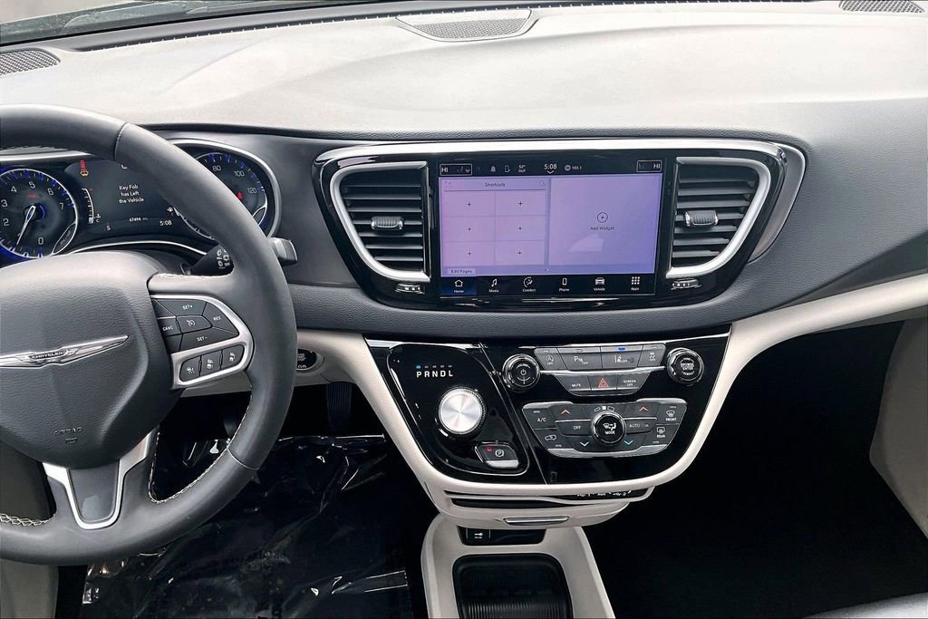 Used 2023 Chrysler Pacifica Touring-L FWD image 9