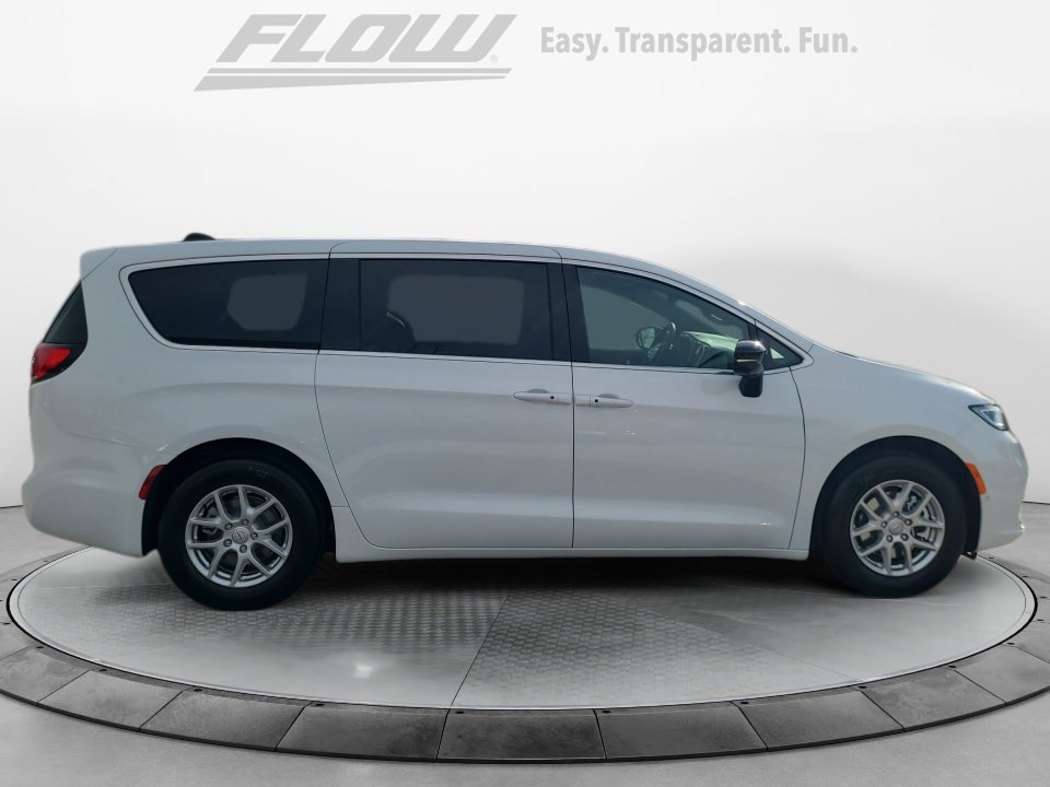 New 2026 Chrysler Pacifica Select image 8