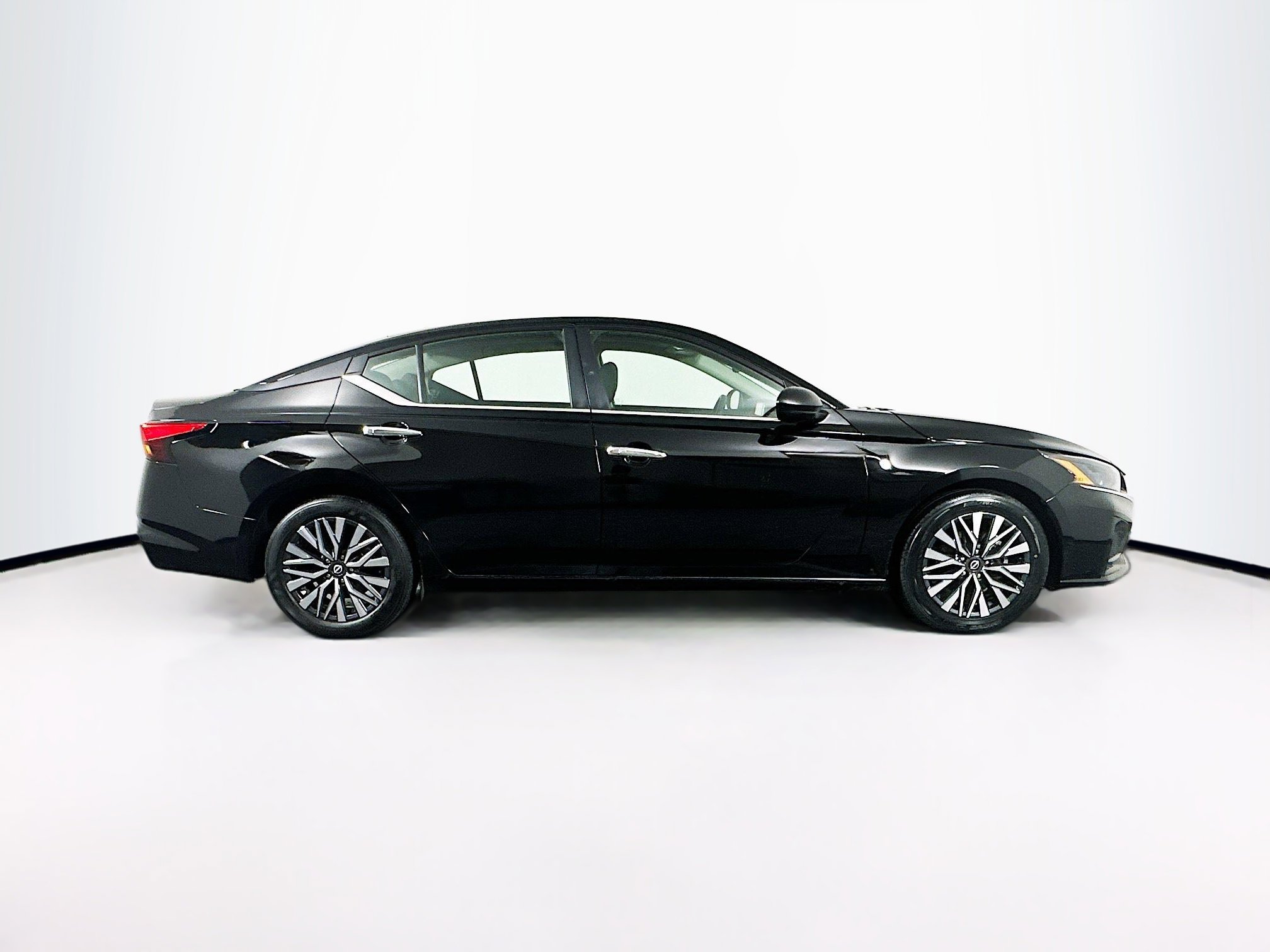 Used 2025 Nissan Altima 2.5 SV image 10