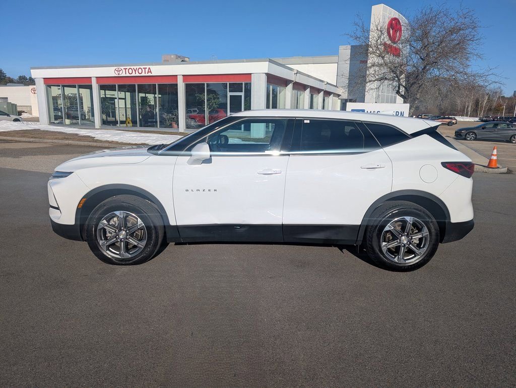 Used 2023 Chevrolet Blazer LT image 2