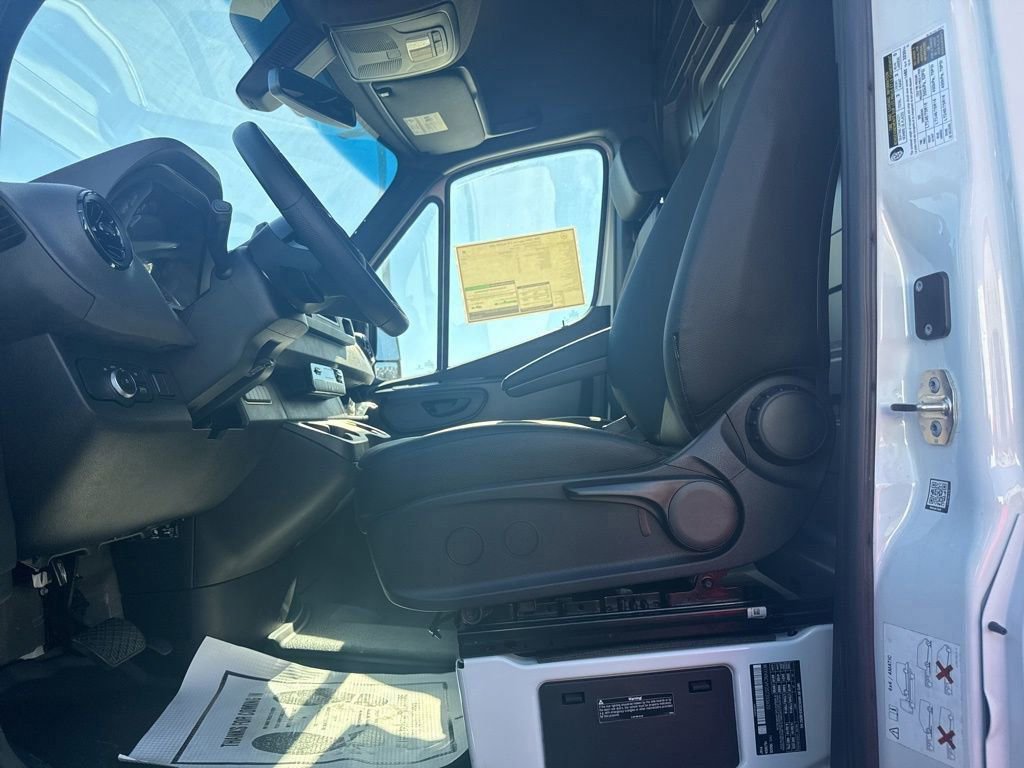 Used 2025 Mercedes-Benz Sprinter 2500 image 9