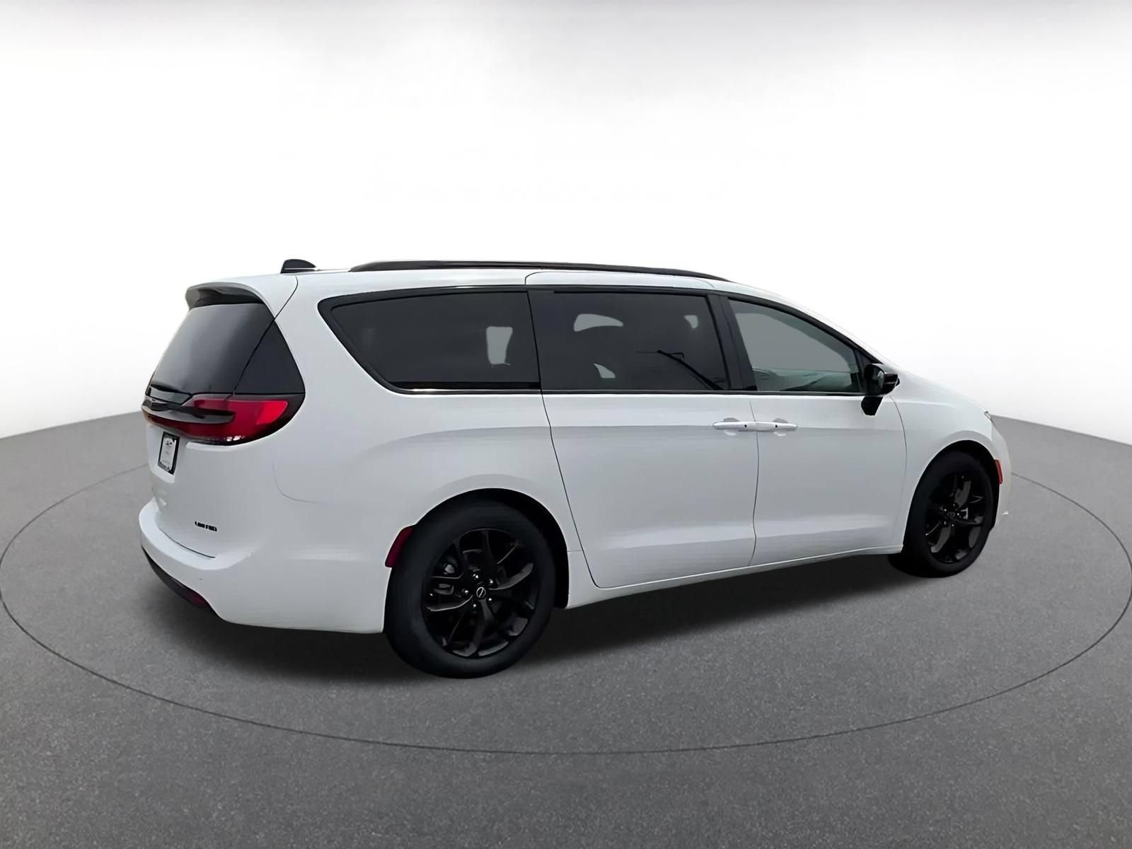 Used 2025 Chrysler Pacifica Limited FWD image 13