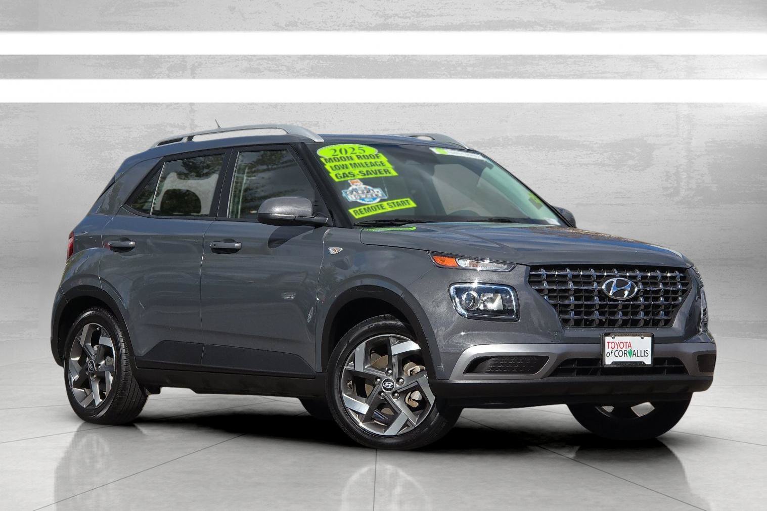Used 2025 Hyundai Venue SEL FWD image 2